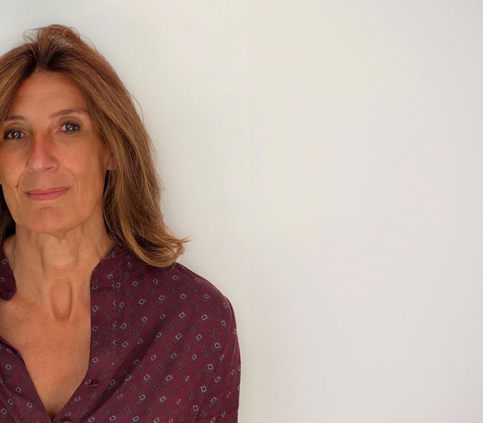 Portrét Nathalie Lameyre, stojacej vo svetlej miestnosti