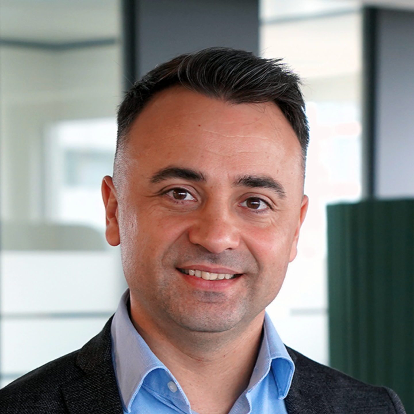 Obrázok zobrazuje portrét partnera v rozhovore Paula Baltaga, manažéra digitálnej transformácie v EOS Rumunsku.