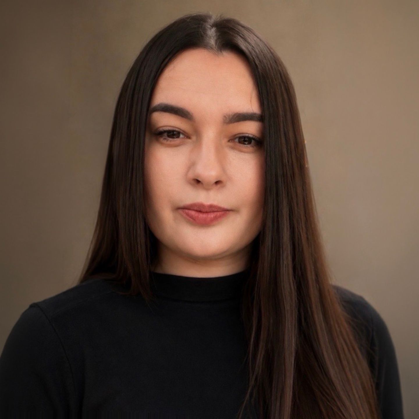Daniela Moaca, Senior Manager IT v EOS Romania, portrétna fotografia v tmavom rolákovom svetri.