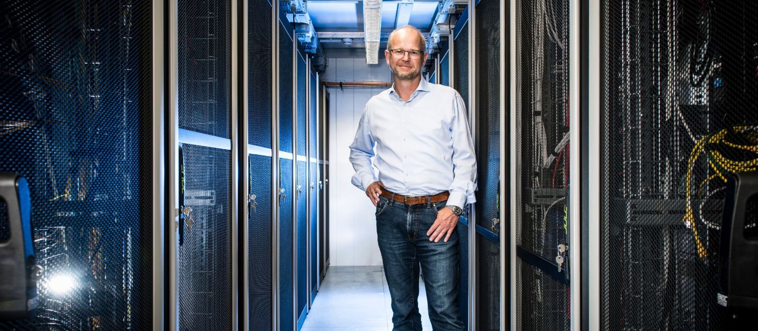 Ochrana údajov a kybernetická bezpečnosť v EOS: Gunnar Woitack, Chief Information Security Officer, stojí v serverovni