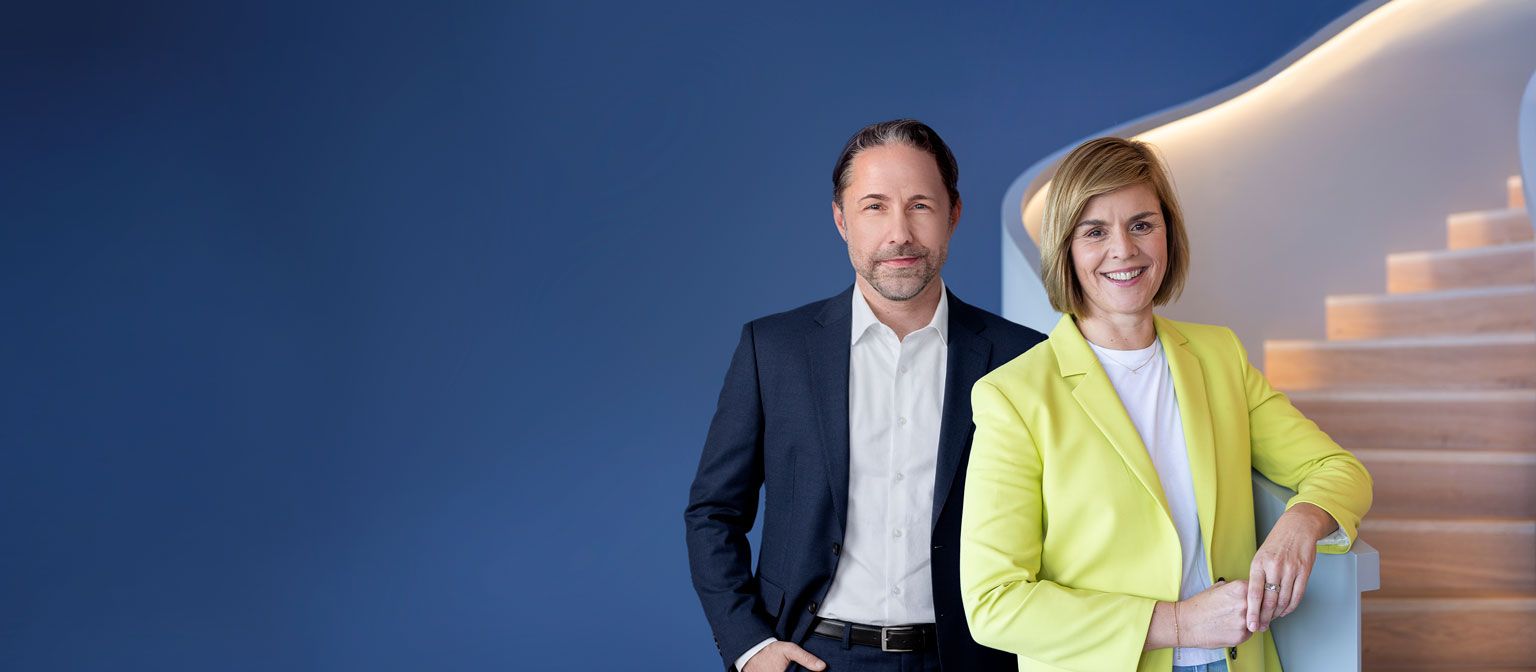 Obrázok zobrazuje Marwina Ramckeho, CEO skupiny EOS, a Dr. Evu Griewel, CFO skupiny EOS, spolu.