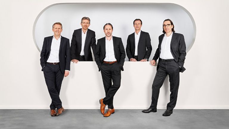 Skupinová fotografia konateľov spoločnosti EOS (zľava doprava) Andreas Kropp (Nemecko), Justus Hecking-Veltman (Financie), Marwin Ramcke (predseda predstavenstva vedenia spoločnosti), Carsten Tidow (východná Európa) a Dr. Andreas Witzig (západná Európa).