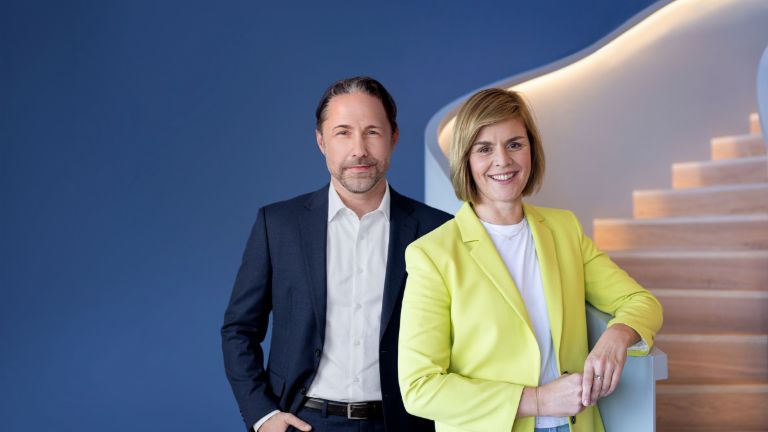 Obrázok zobrazuje Marwina Ramckeho, CEO skupiny EOS, a Dr. Evu Griewel, CFO skupiny EOS, spolu.