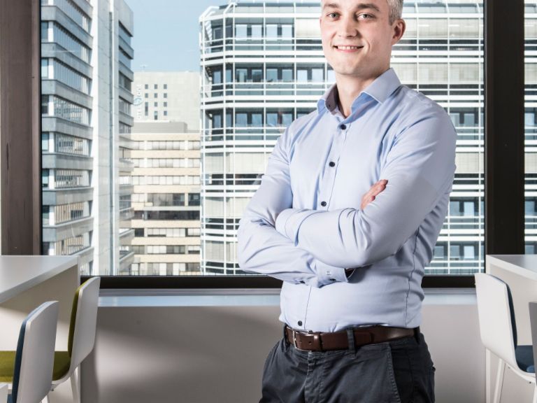 Andreas Dix z tímu EOS Data Science sedí vo svojej kancelárii pred oknom