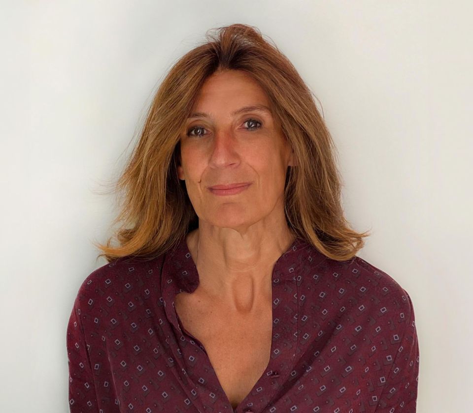 Nathalie Lameyre, výkonná riaditeľka spoločnosti EOS France Portrét Nathalie Lameyre, stojacej vo svetlej miestnosti