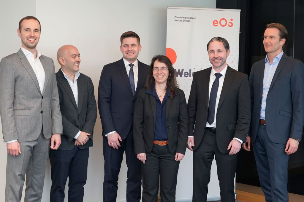 Zástupcovia IFC navštívili EOS v Hamburgu, aby oslávili spoluprácu na poľskom trhu a potvrdili záväzok k udržateľným investíciám (zľava doprava: Borys Drajczyk, hlavný investičný a technologický riaditeľ v EOS Poľsko, Marcos Gomez Sierra, špecialista na priemysel - investície do problémových aktív v IFC - Medzinárodná finančná korporácia, Dariusz Petynka, generálny riaditeľ EOS Poľsko, Ariane di Iorio, globálna vedúca investícií do problémových aktív v IFC, Marwin Ramcke, generálny riaditeľ skupiny EOS, Carsten Tidow, generálny riaditeľ skupiny EOS, zodpovedný za región východnej Európy)