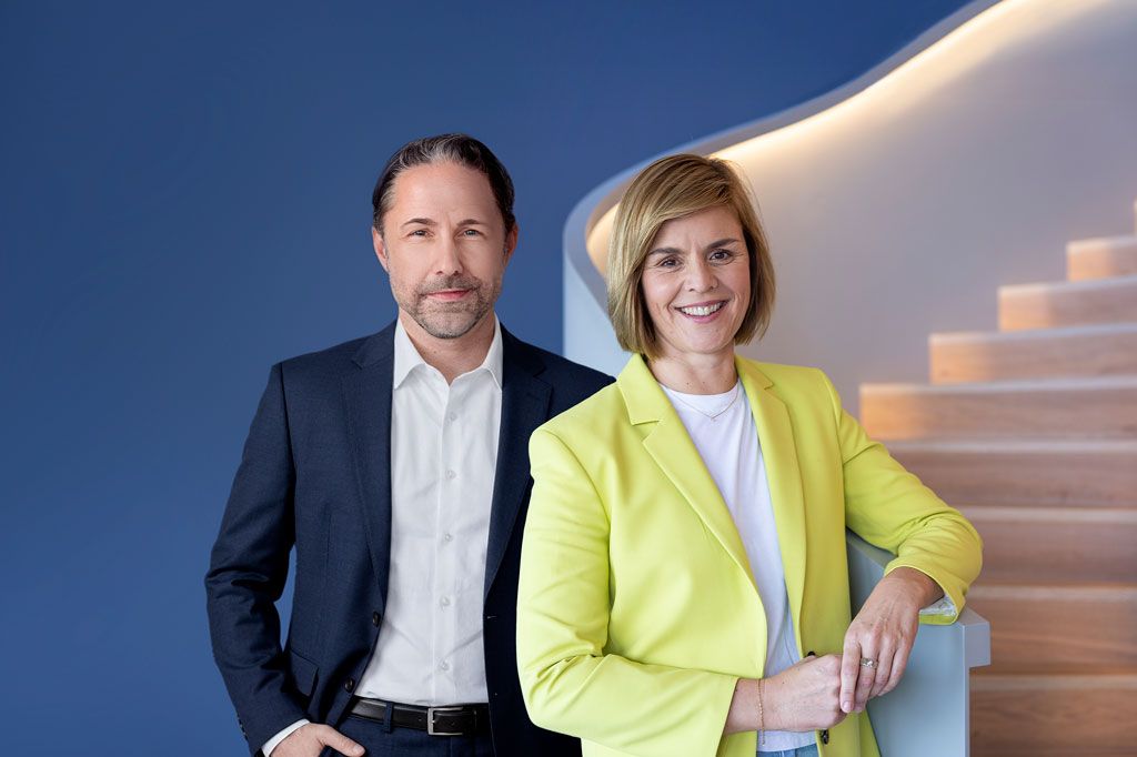 Obrázok zobrazuje Marwina Ramckeho, CEO skupiny EOS, a Dr. Evu Griewel, CFO skupiny EOS, spolu.