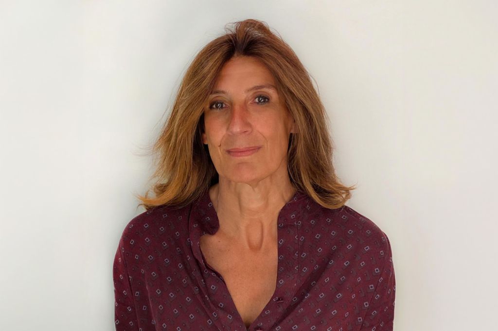 Portrét Nathalie Lameyre, stojacej vo svetlej miestnosti