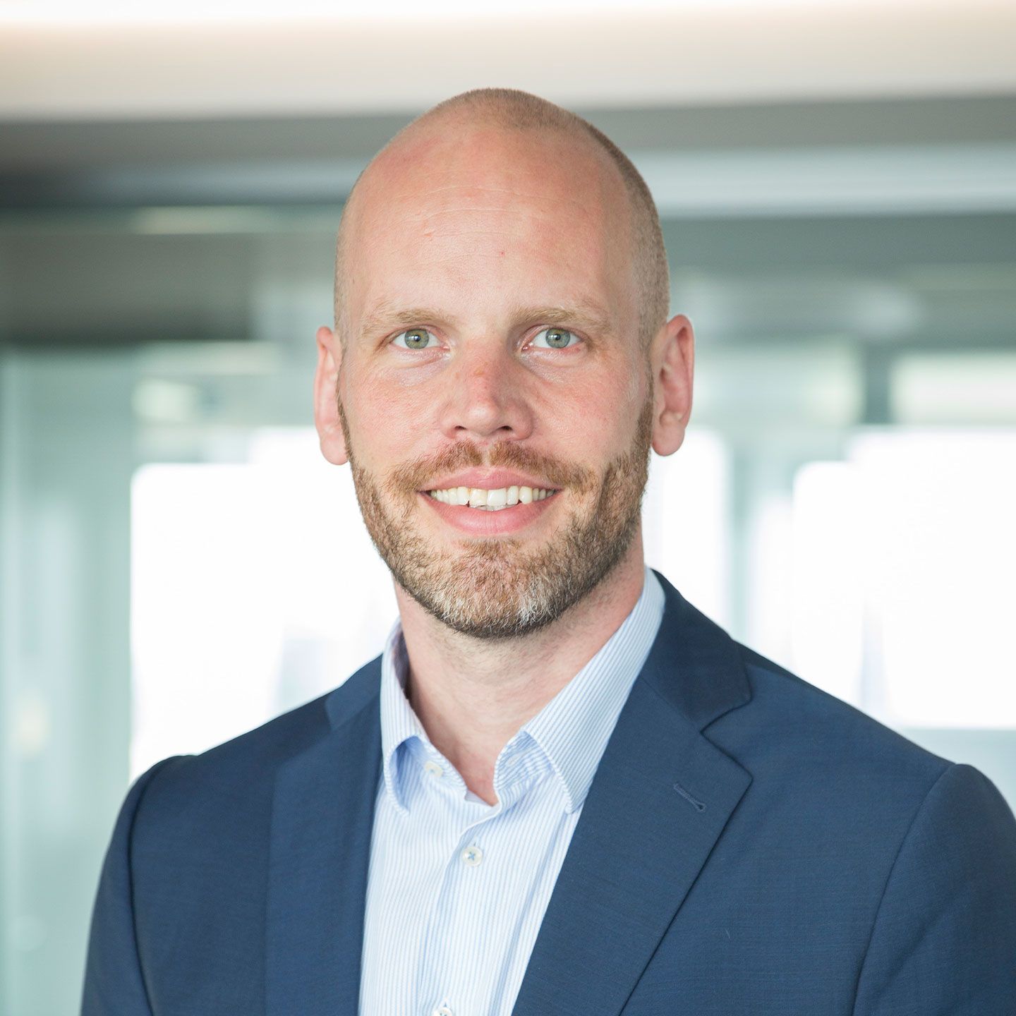 "Aké výzvy vám môžeme pomôcť prekonať?" pýta sa Karel Smerak, riaditeľ NPL v spoločnosti EOS. Karel Smerak, NPL Director at EOS