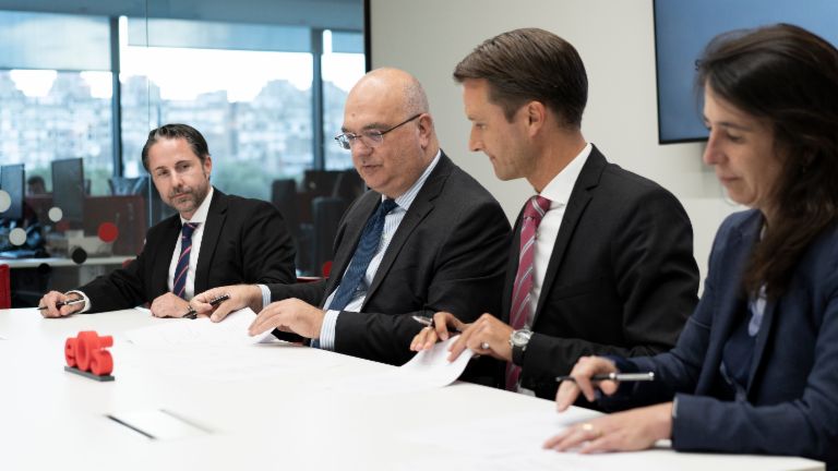 During an official ceremony on September 20, 2022, representatives of IFC and EOS formalized their collaboration on the purchase of NPLs and distressed real estate in Eastern Europe. Marwin Ramcke, Vittorio Di Bello, Carsten Tidow, Ariane Di Iorio 