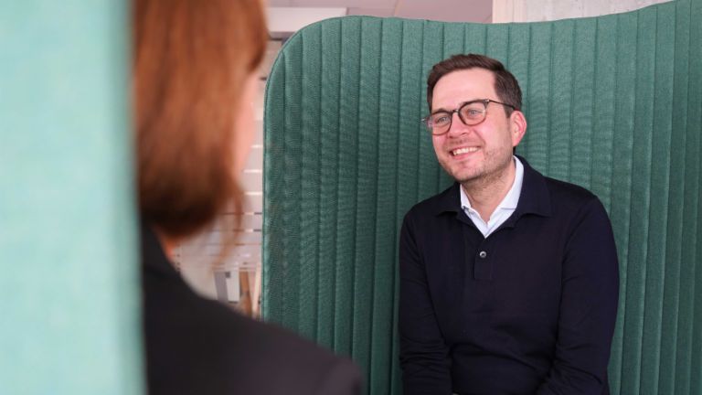 Muž v kancelárskom prostredí počas rozhovoru