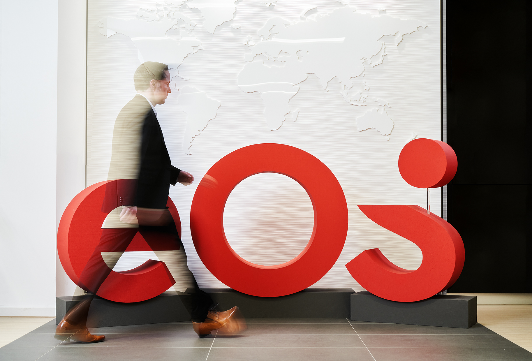 Toto je nová značka EOS: Nové logo zdobí vstupnú halu sídla spoločnosti EOS.